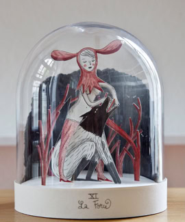 Illustration sous cloche en verre montrant une figure féminine avec des oreilles de lapin et des éléments végétaux rouges.