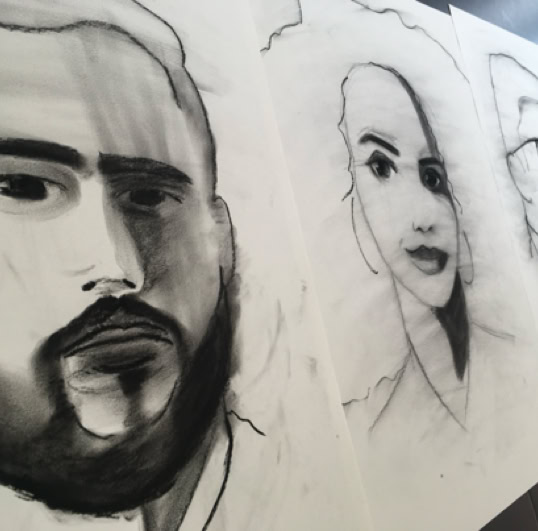Pour cette première exposition, l’artiste Cyril Lobsiger présente une série de neuf portraits au fusain basés sur des photographies de jeunes migrants anonymes, élèves de l’École Tremplin à Delémont. Chaque portrait est accompagné d’un « parcours de vie » dessiné par les sujets eux-mêmes.