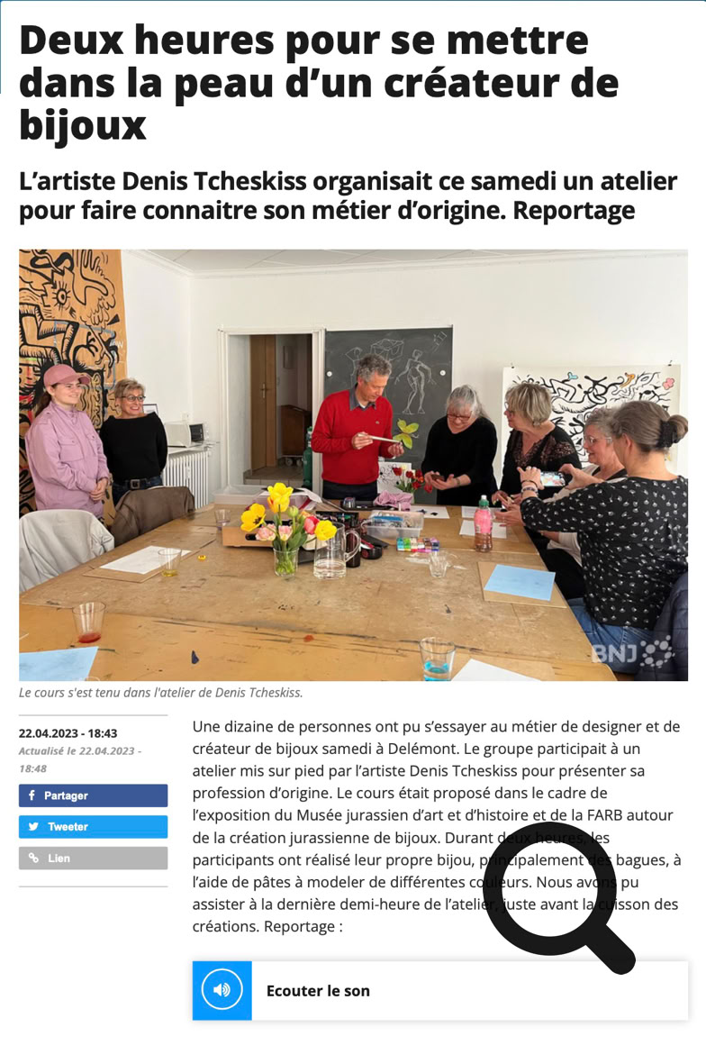 Des personnes assises autour d'une table, travaillant sur des projets de création de bijoux, avec divers outils et matériaux dispersés sur la table. Une personne debout semble donner des instructions.