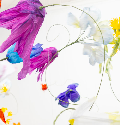 Éden, est une invitation au rêve et l’illustration d’un jardin perdu aux fleurs imaginaires, fragiles et délicates. Telle une évocation métaphorique, la main de l’artiste se substitue à la nature pour recréer l’illusion d’une beauté en péril. Sculpture de papier installation