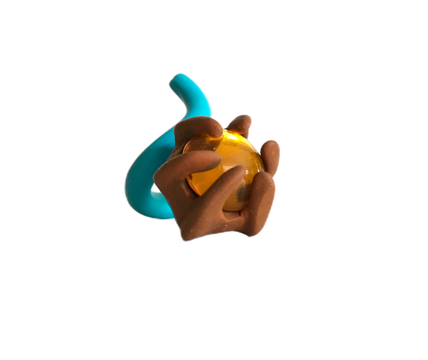 Sculpture abstraite en pâte à modeler avec des formes marron et bleues autour d'une sphère jaune.