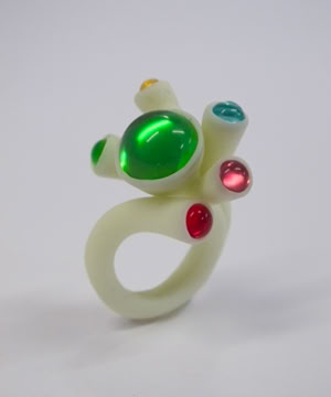 Chaque année, la Galerie de l'atelier Tcheskiss met en lumière des artistes émergents, souvent passés par ses ateliers, pour les accompagner dans leurs premières expositions publiques.