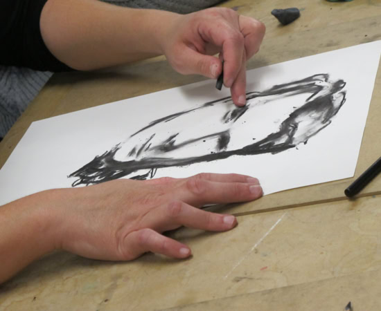 Croquis de figures humaines dessinées au fusain.