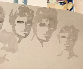 Esquisses de visages dessinés à l'encre grise sur une feuille de papier beige.