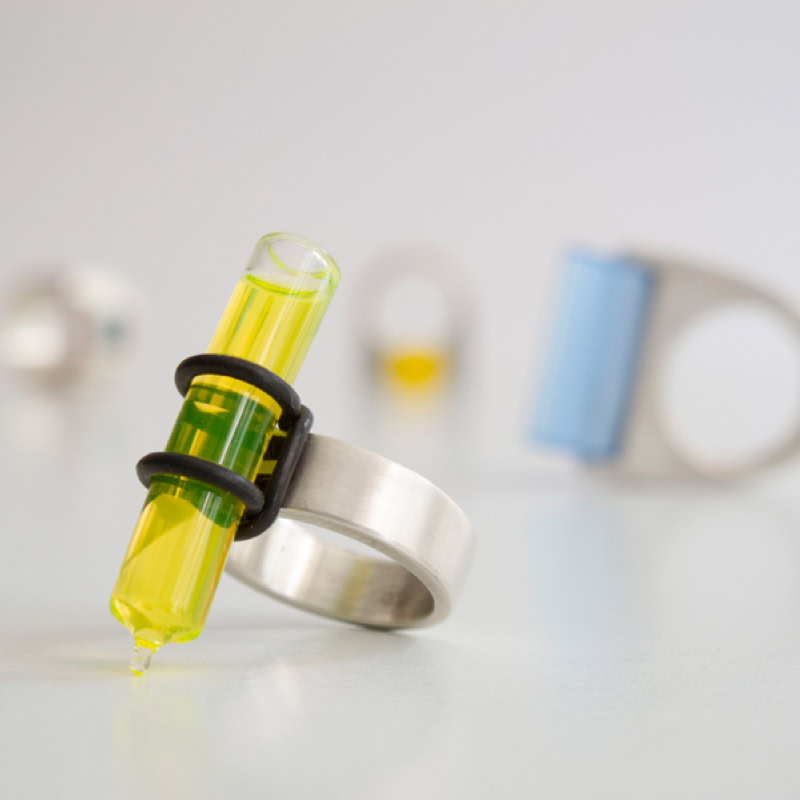Création contemporaine de bague en argent, tube niveau à bulle, silicone. 