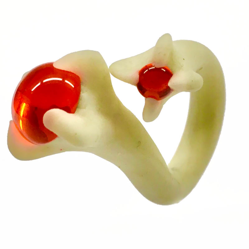 Bague en forme de spirale avec deux pierres rouges.