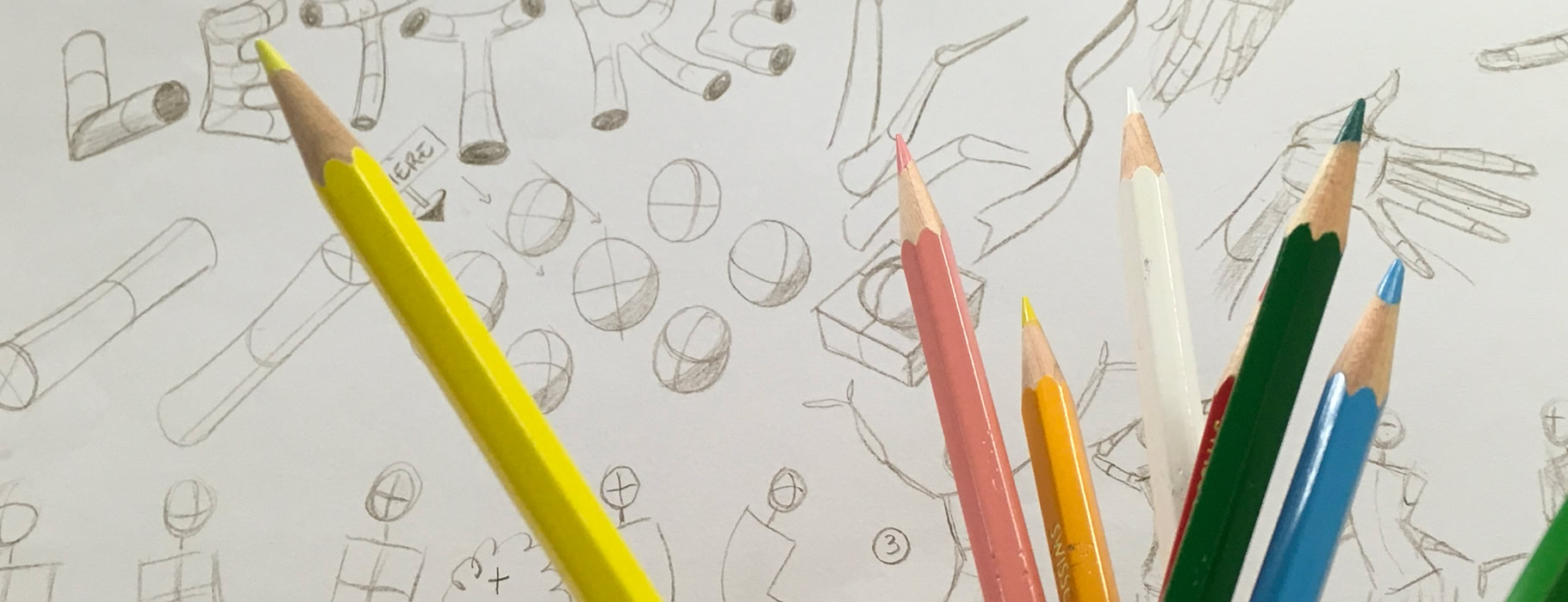 Crayons de couleur devant un dessin au crayon avec le mot "LETTRE" et des esquisses de formes géométriques.