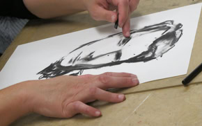 Croquis de figures humaines dessinées au fusain.