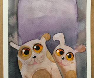 Deux chiens aux grands yeux, couchés côte à côte sur un lit avec un oreiller violet en arrière-plan.