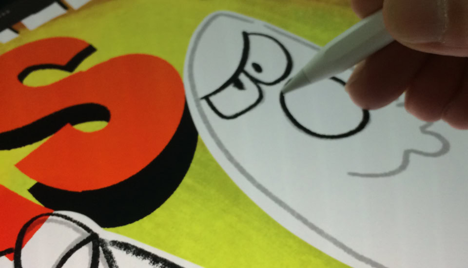 Création de bague en argent avec un tube à essai jaune, floue en arrière-plan d'autres bagues similaires.