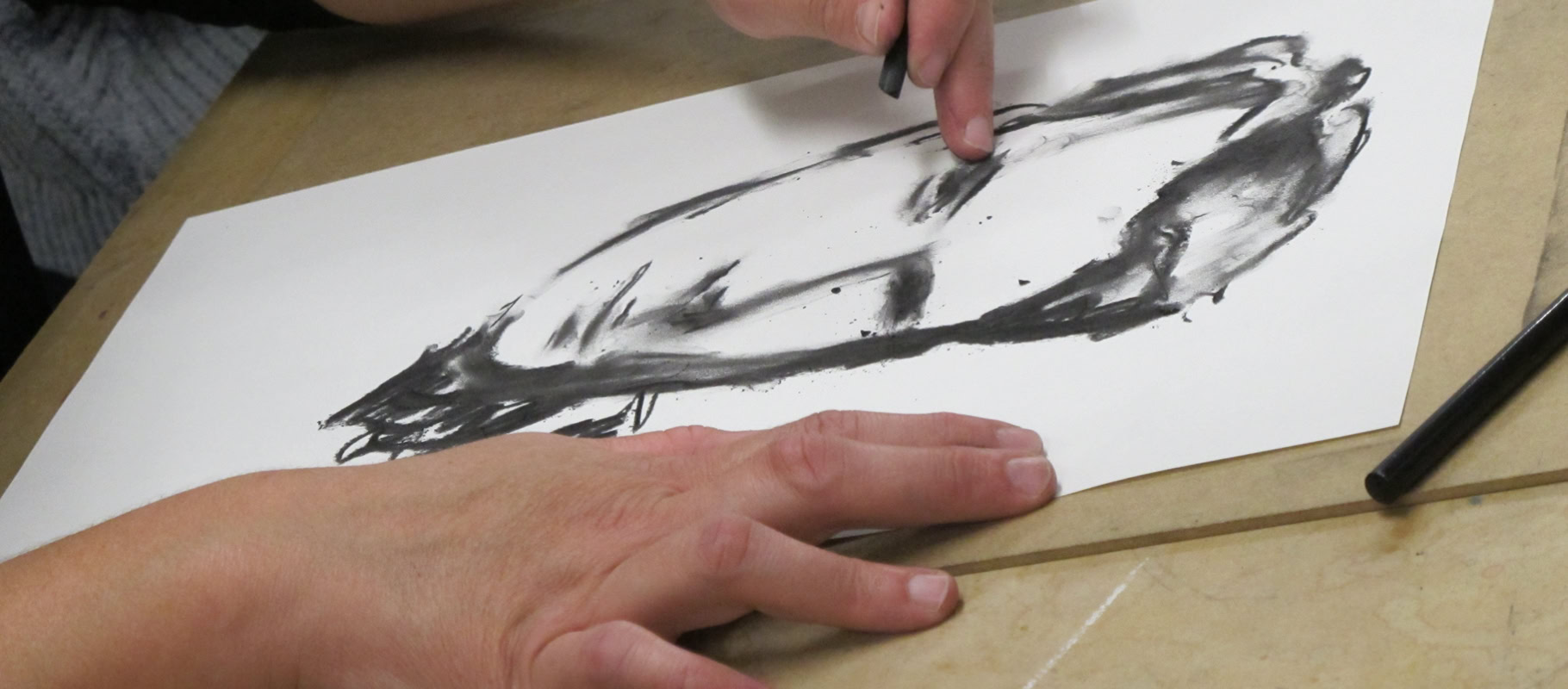 Croquis de figures humaines dessinées au fusain.