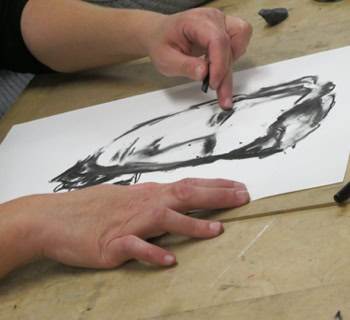 Croquis de figures humaines dessinées au fusain.