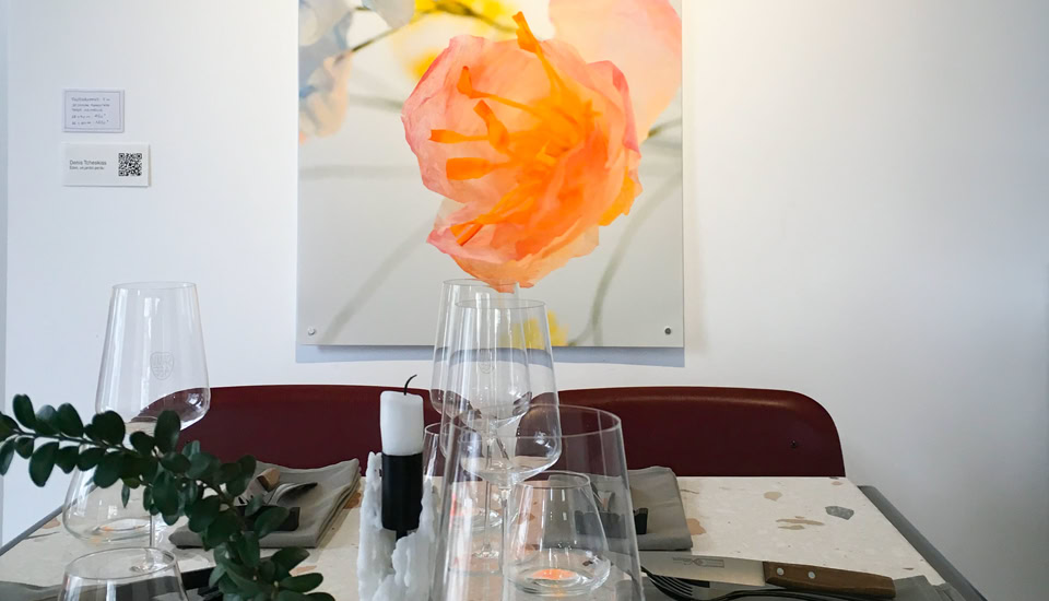 Création de bague en argent avec un tube à essai jaune, floue en arrière-plan d'autres bagues similaires.