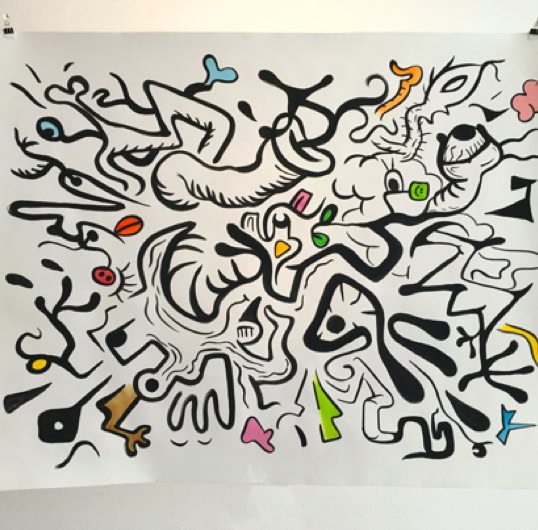 Dessin abstrait avec des lignes noires ondulées et des formes colorées dispersées sur un fond blanc.