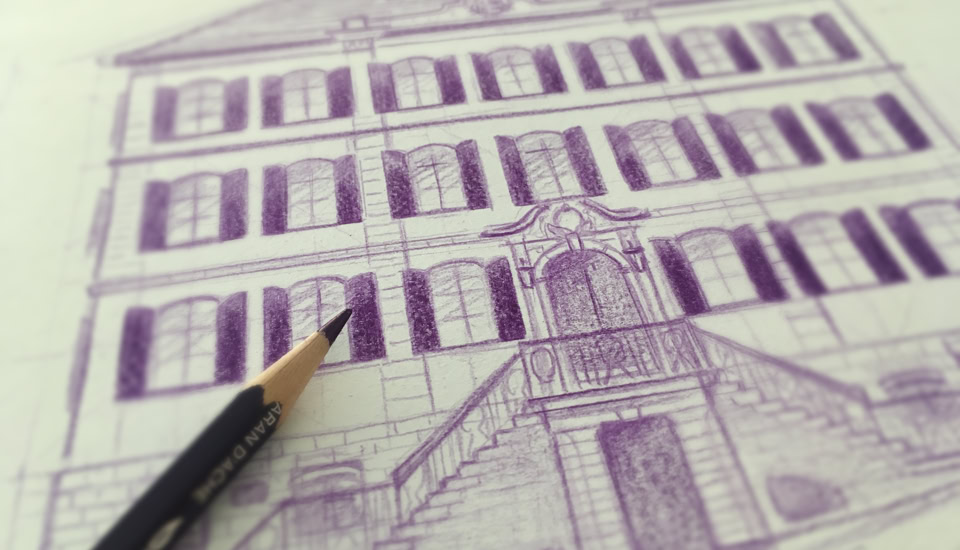 Une main dessine sur une feuille avec un croquis coloré d'une pièce, comprenant des chaises jaunes, une étagère avec des livres et un mur bleu avec un luminaire en forme de soleil dessiné.