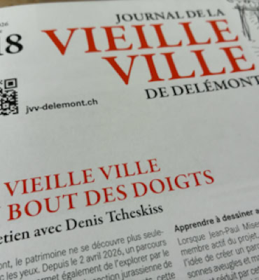 Page d'un journal intitulé "Journal de la Vieille Ville de Delémont" avec un QR code, le numéro 118, et un article intitulé "La Vieille Ville au bout des doigts".