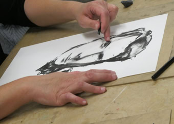 Croquis de figures humaines dessinées au fusain.