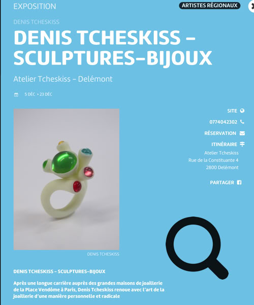 Texte blanc sur fond bleu avec une image d'une bague ornée de pierres vertes et rouges.