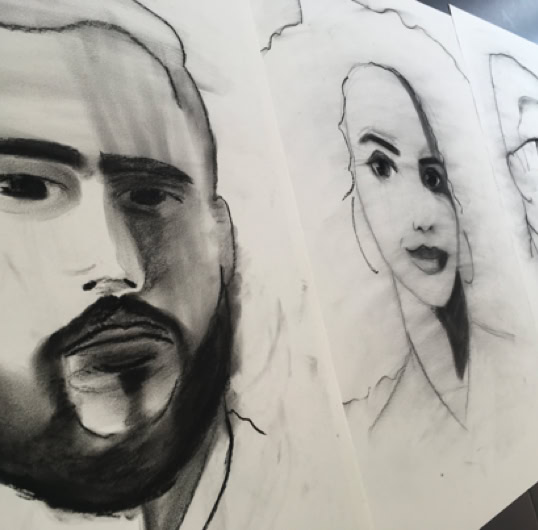 Pour cette première exposition, l’artiste Cyril Lobsiger présente une série de neuf portraits au fusain basés sur des photographies de jeunes migrants anonymes, élèves de l’École Tremplin à Delémont. Chaque portrait est accompagné d’un « parcours de vie » dessiné par les sujets eux-mêmes.