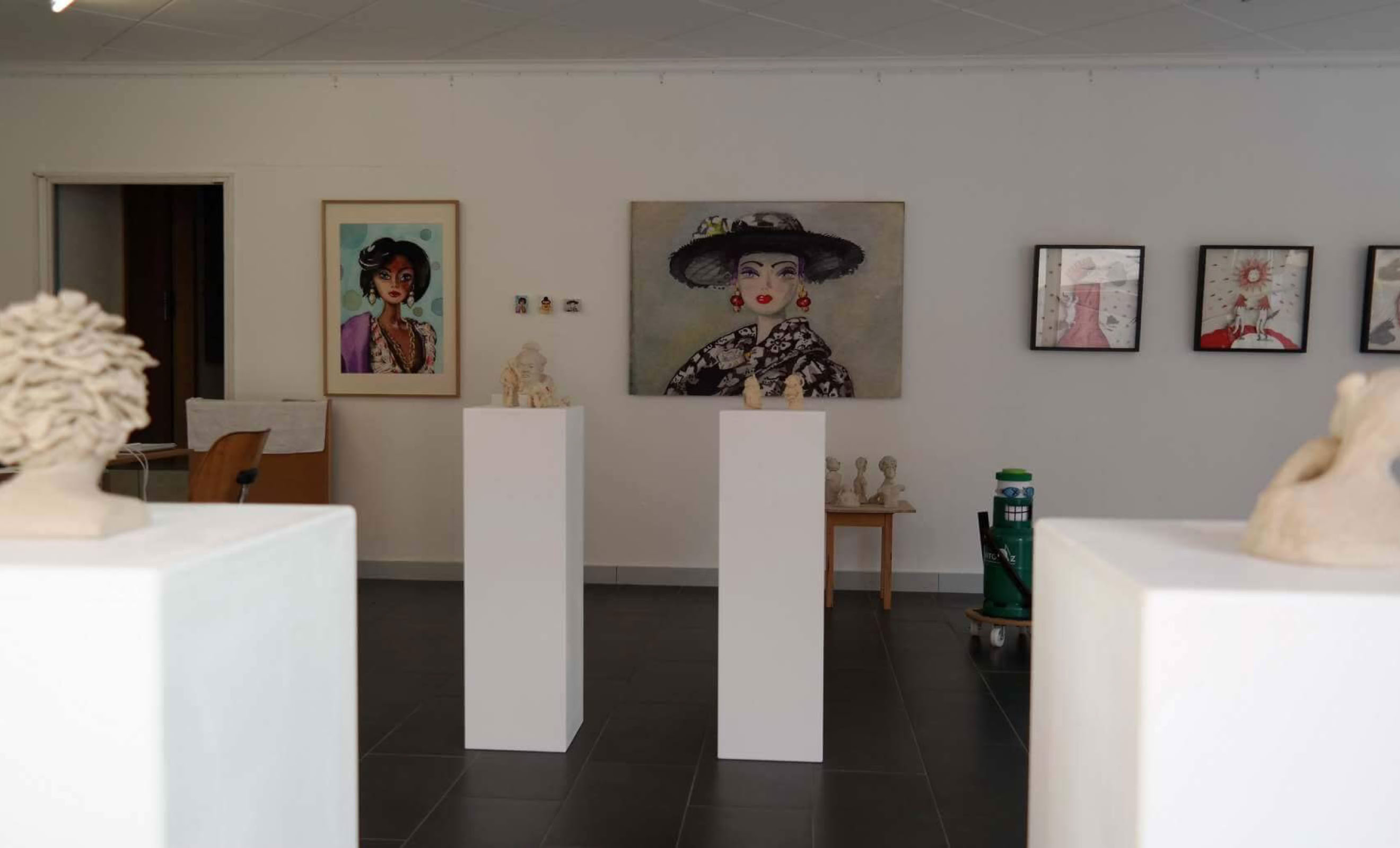 Peinture de Denis Tcheskiss , sculptures en grés et sculpture d'Hélène Béquelin en papier en arrière-plan