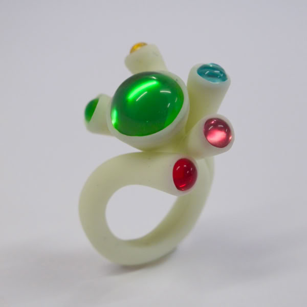 Chaque année, la Galerie de l'atelier Tcheskiss met en lumière des artistes émergents, souvent passés par ses ateliers, pour les accompagner dans leurs premières expositions publiques.