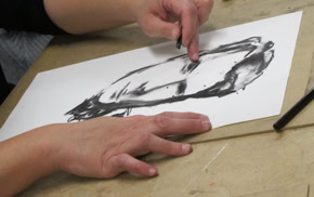 Croquis de figures humaines dessinées au fusain.