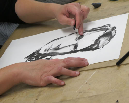 Croquis de figures humaines dessinées au fusain.