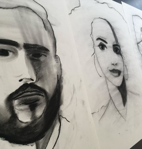 Pour cette première exposition, l’artiste Cyril Lobsiger présente une série de neuf portraits au fusain basés sur des photographies de jeunes migrants anonymes, élèves de l’École Tremplin à Delémont. Chaque portrait est accompagné d’un « parcours de vie » dessiné par les sujets eux-mêmes.