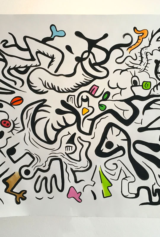 Dessin abstrait avec des lignes noires ondulées et des formes colorées dispersées sur un fond blanc.