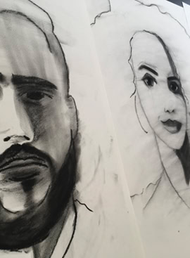 Dessins au fusain de plusieurs visages sur papier, montrant des traits expressifs et ombragés.