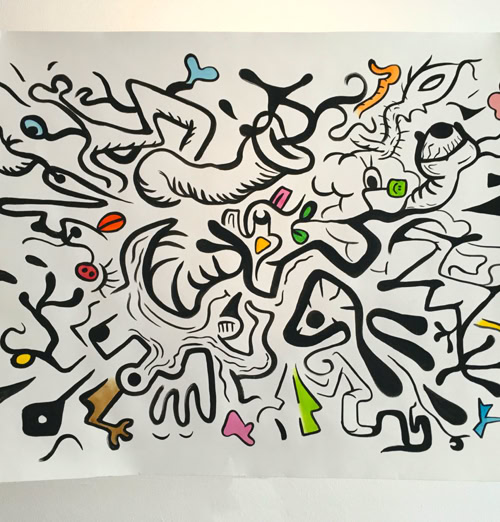 Dessin abstrait avec des lignes noires ondulées et des formes colorées dispersées sur un fond blanc.