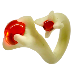 Bague en forme de spirale avec deux pierres rouges.