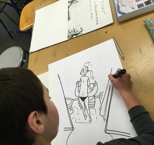 Un enfant dessine une illustration en noir et blanc sur une feuille de papier, avec d'autres feuilles et un étui à crayons sur la table.