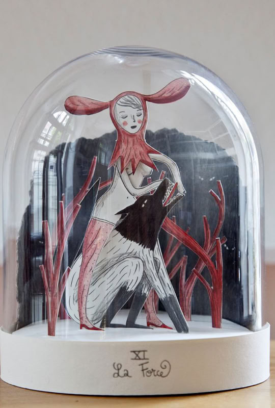 Illustration sous cloche en verre montrant une figure féminine avec des oreilles de lapin et des éléments végétaux rouges.