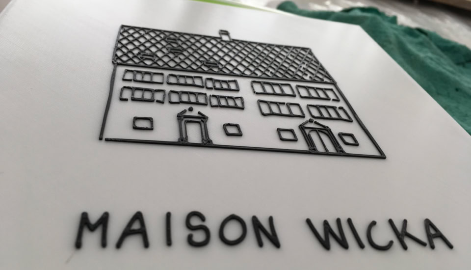 Création de bague en argent avec un tube à essai jaune, floue en arrière-plan d'autres bagues similaires.