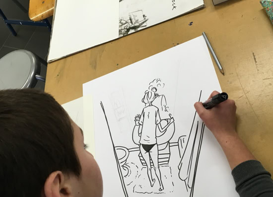 Un enfant dessine une illustration en noir et blanc sur une feuille de papier, avec d'autres feuilles et un étui à crayons sur la table.