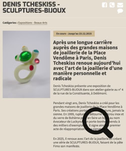 Denis Tcheskiss. Article de presse d'une page web avec une photo d'une bague ornée de pierres colorées à gauche et du texte en français à droite.