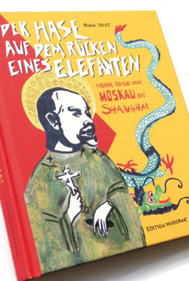 Couverture de livre avec illustration d'une personne en uniforme militaire et un dragon bleu sur fond jaune, texte en allemand et rouge sur le côté.