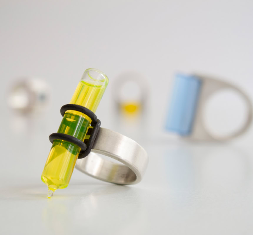 Création contemporaine de bague en argent, tube niveau à bulle, silicone. 