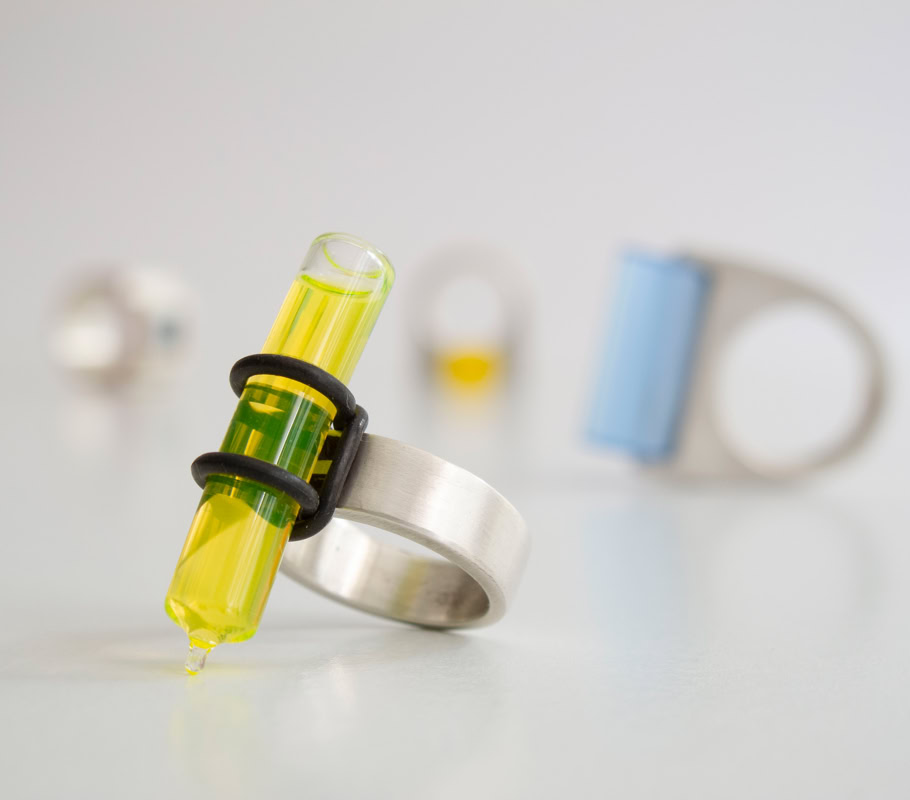 Création contemporaine de bague en argent, tube niveau à bulle, silicone. 