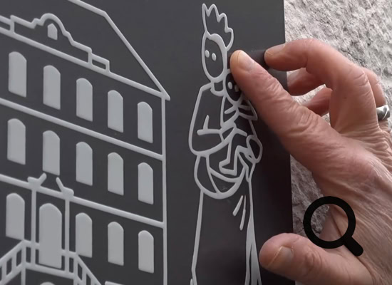 Des enfants assis à une table en train de dessiner avec des crayons de couleur.