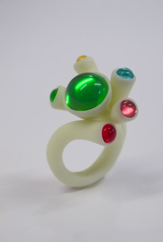 Chaque année, la Galerie de l'atelier Tcheskiss met en lumière des artistes émergents, souvent passés par ses ateliers, pour les accompagner dans leurs premières expositions publiques.