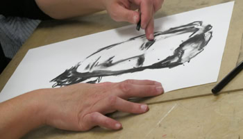 Croquis de figures humaines dessinées au fusain.