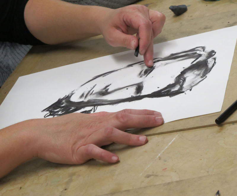 Croquis de figures humaines dessinées au fusain.