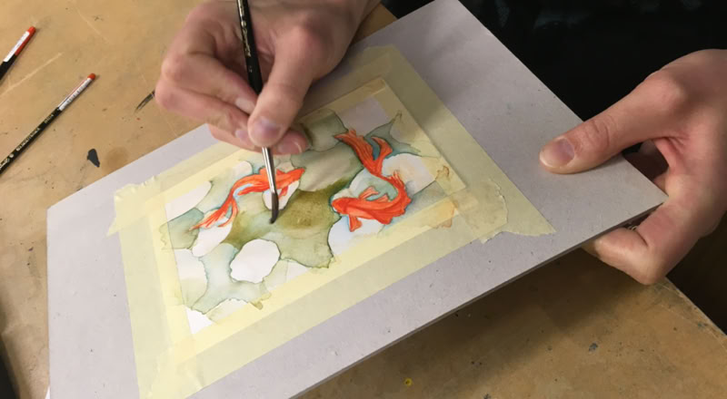 Peintures de visages de chats avec de grands yeux colorés, principalement violets et verts, disposées sur une surface.