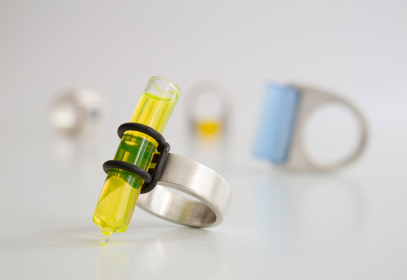 Pièce artistique réalisée sur mesure. Bague Or avec un blason gravé, posée sur un carnet à spirale avec un dessin de blason et un sceau en cire.