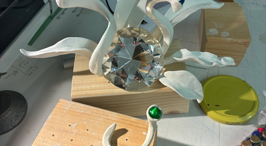 Bague en métal avec un tube à essai jaune, floue en arrière-plan.