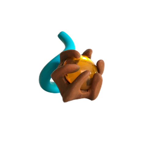 Sculpture abstraite en pâte à modeler avec des formes marron et bleues autour d'une sphère jaune.