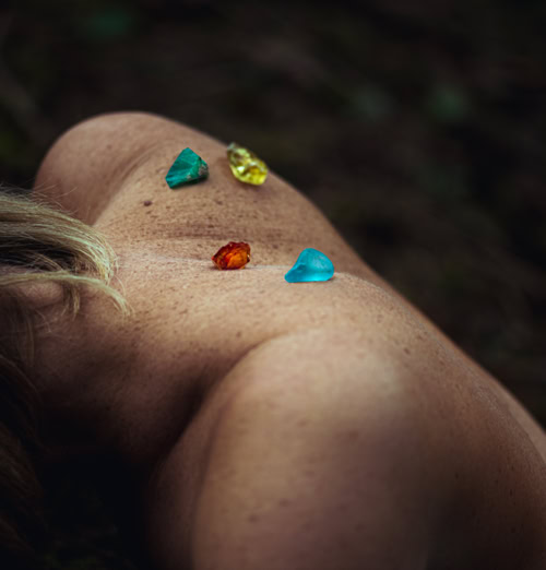Quatre artistes jurassiens, explorent la métamorphose, à travers le prisme de gemmes, de bijoux, de photographies et de peintures. 