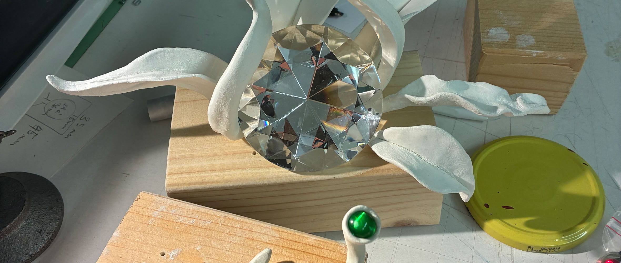 Bague en métal avec un tube à essai jaune, floue en arrière-plan.